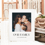 Poster Nossa Família | Texto e foto modernos em preto-e-b<br><div class="desc">Este poster moderno e elegante apresenta sua foto pessoal favorita,  além das palavras "nossa família" em tipografia única e na moda. Há também um ponto para adicionar seu sobrenome. Um olhar preto e branco,  minimalista que vai combinar com qualquer estilo.</div>