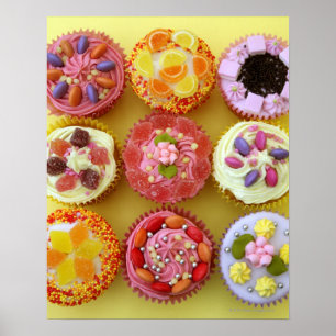 Poster Nove cupcakes decorados com doces em um