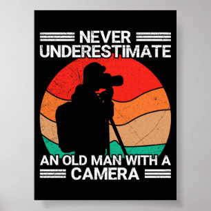 Poster Nunca Subestime um Homem Velho Com uma Câmera