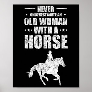 Poster Nunca Subestime Uma Mulher Velha Com Um Cavalo