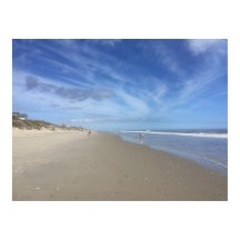 Nuvens azuis sobre praia baixa do oceano Atlântico