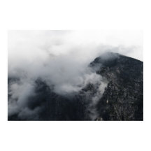 Nuvens brancas sobre as escuras montanhas rochosas