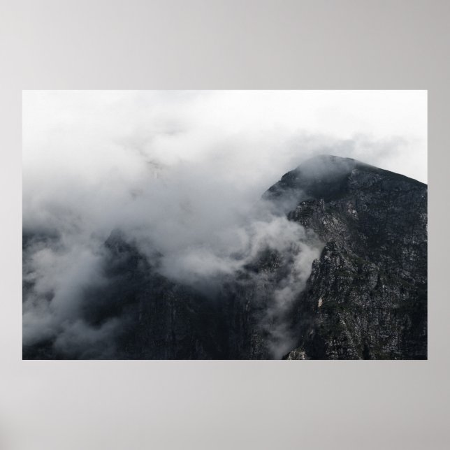 Poster Nuvens brancas sobre as escuras montanhas rochosas (Frente)