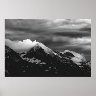 Poster Nuvens brancas sobre as montanhas escuras