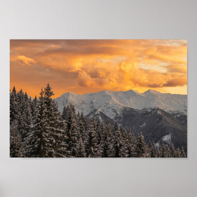 Poster Nuvens de laranja acima das montanhas e da florest (Frente)