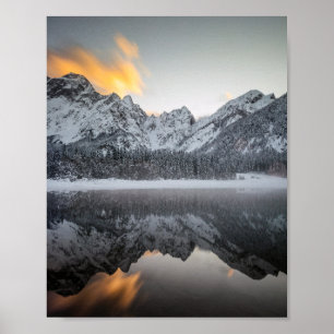 Poster Nuvens de sol sobre montanhas no lago Fusine, Itá