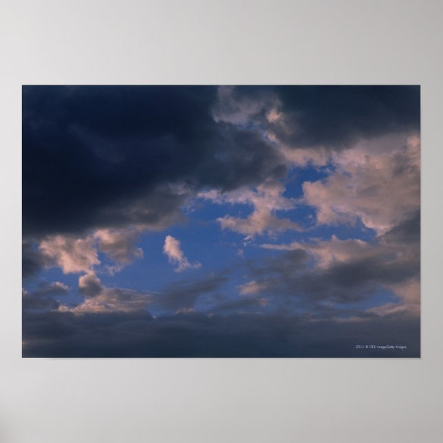 Pôster Nuvens de tempestade contra o céu azul (Frente)
