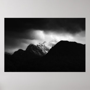 Poster Nuvens de tempestade e sol sobre montanhas