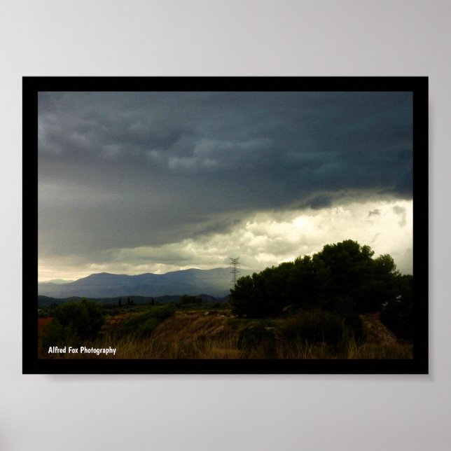 Poster Nuvens de Tempestade sobre o Topo da Montanha (Frente)