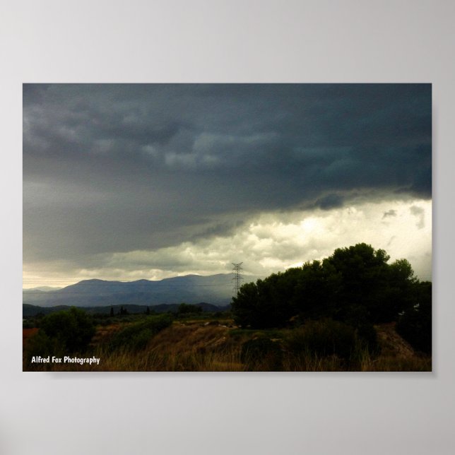 Poster Nuvens de Tempestade sobre o Topo da Montanha (Frente)