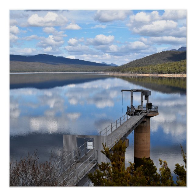 Pôster Nuvens do Lago Bellfield em Água Estática (Frente)