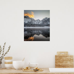 Poster Nuvens do pôr do sol sobre montanhas no Lago Fusin