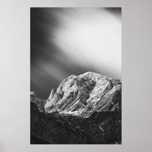 Poster Nuvens negras sobre as montanhas em preto e branco
