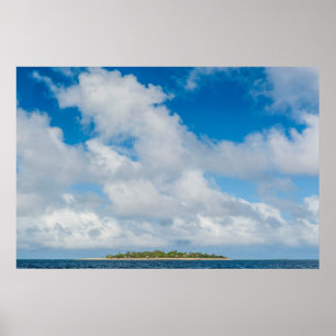 Poster Nuvens pairam sobre pequena ilha