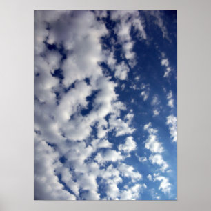 Pôster Nuvens Puffy No Céu Azul
