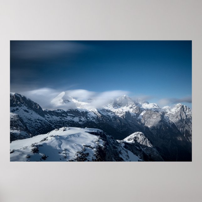 Poster Nuvens rolando sobre montanhas nevadas (Frente)