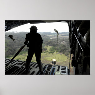 Pôster O aviador olha um pacote da prática cair
