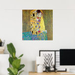 Poster O Beijo de Gustav Klimt, Vintage Art Nouveau<br><div class="desc">O Beijo (Der Kuss) (1907/08) de Gustav Klimt é provavelmente a sua obra mais famosa. Klimt iniciou o seu trabalho em 1907 e é o ponto alto do seu chamado "Período Ouro". O Beijo é uma vintage Era Vitoriana Simbiolismo belo amor pela arte e pintura romântica apresentando um casal romântico...</div>