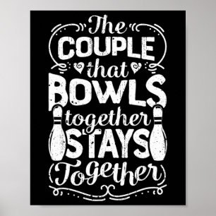 Poster O Casal Que Joga Boliche Juntos Permanece Juntos C