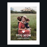 Poster O CORAÇÃO BONITA ADORA-TE Foto do Dia de as mães M<br><div class="desc">Coração Bonita Te Amo Mãe Dia de as mães de Foto Poster de de Mãe mostra sua foto favorita com o texto "(coração de amor) você Mãe" em um roteiro branco moderno com seus nomes abaixo. Personalize editando o texto na caixa de texto fornecida e adicionando sua própria imagem. Perfeito...</div>