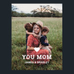 Poster O CORAÇÃO BONITA ADORA-TE Foto do Dia de as mães M<br><div class="desc">Coração Bonita Te Amo Mãe Dia de as mães de Foto Poster de de Mãe mostra sua foto favorita com o texto "(coração de amor) você Mãe" em um roteiro branco moderno com seus nomes abaixo. Personalize editando o texto na caixa de texto fornecida e adicionando sua própria imagem. Perfeito...</div>
