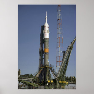 Pôster O foguete de Soyuz é erigido na posição