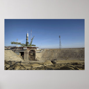 Pôster O foguete de Soyuz é erigido na posição 2