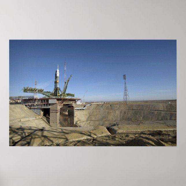 Pôster O foguete Soyuz é erguido na posição 2 (Frente)