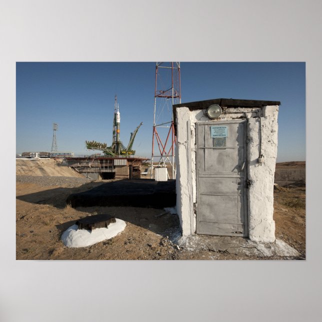 Pôster O foguete Soyuz pouco depois da chegada (Frente)