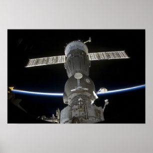 Poster O membro da terra cruza uma nave espacial de Soyuz