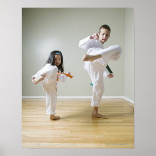 Poster O menino e a menina (4-9) Taekwondo praticando