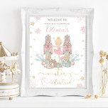 Poster O primeiro aniversario Nutcracker Winter Onederlan<br><div class="desc">Personalize este doce sinal de boas-vindas de inverno cor-de-rosa, primeiro festa de aniversário, fácil e rapidamente, basta pressionar o botão personalizar para reorganizar e formatar o estilo e a colocação do texto. Apresentando personagens brancos do quebra-cabeça em cores doces pastel. Perfeito para o primeiro aniversário do seu floco de neve!...</div>