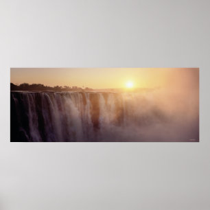 Poster O sol aumenta atrás do pulverizador de Victoria