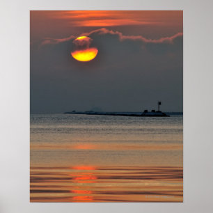 Pôster O sol emerge através de um banco de névoa a pouc
