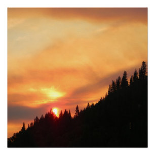 Pôster O Sunset Fumaça sobre as montanhas...