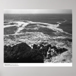 Pôster O surf, as rochas, e as linhas da espuma aproximam