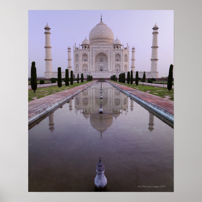 Poster o Taj Mahal refletiu-se perfeitamente na piscina d (Frente)