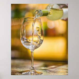 Pôster O vinho branco é derramado da garrafa no