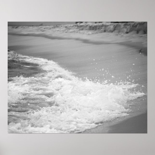 Poster Oceano Negro e Branco Lavando na Praia 16x20 (Frente)