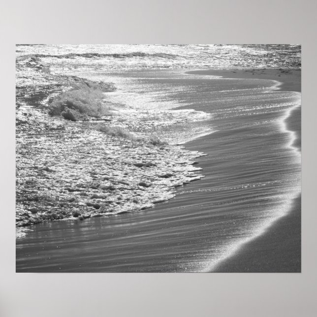 Poster Oceano Negro e Branco Lavando na Praia 16x20 (Frente)