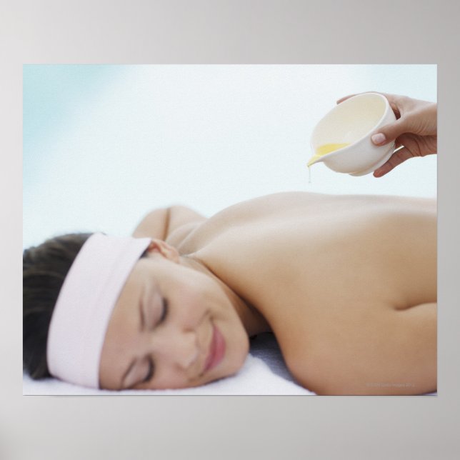 Pôster Óleo de massagem sendo derramado em mulheres de vo (Frente)