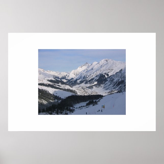 Pôster Olhando para uma pequena aldeia alpina (Frente)