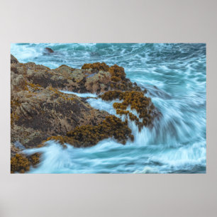 Poster Ondas de queda na costa rochosa