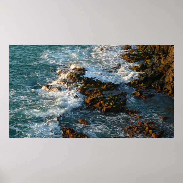 Pôster Onde o oceano encontra as rochas (Frente)