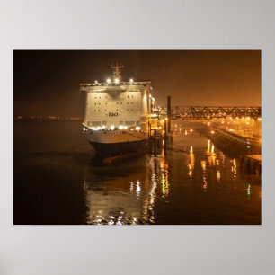 Poster Orgulho do Ferry Hull à Noite – Atmosférico