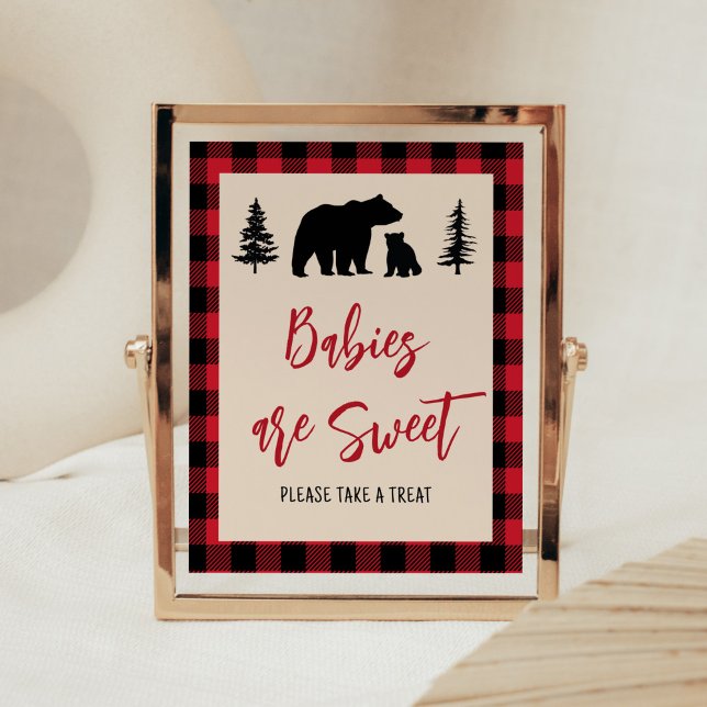 Poster Os bebês do leito do urso xadrez são doces (Bear Cub Plaid Lumberjack Baby Shower Babies are Sweet Sign)