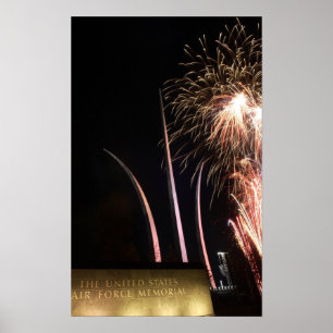 Pôster Os fogos-de-artifício iluminam acima o memorial d