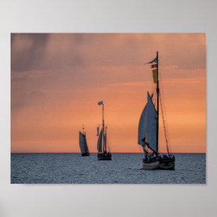 Pôster Os navios de navigação no por do sol iluminam-se