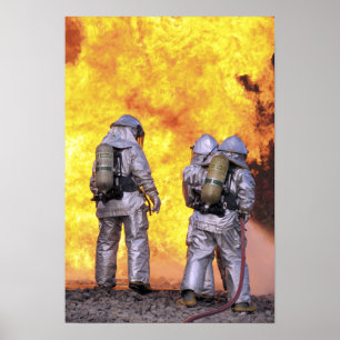 Pôster Os sapadores-bombeiros extinguem um fogo de aviõe