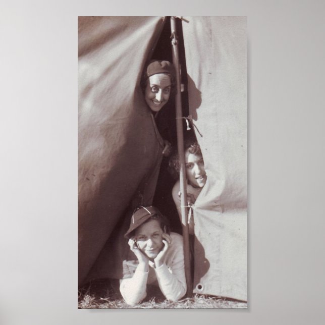 Pôster Ótima foto antiga de meninas acampando (Frente)